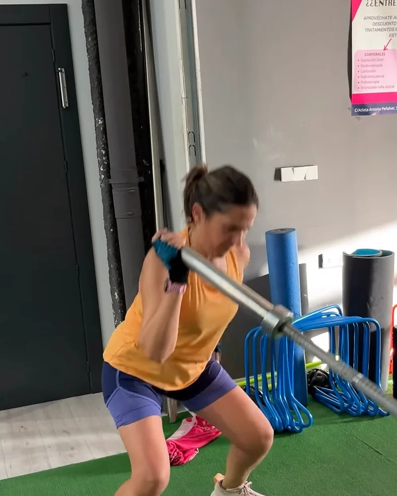 Clienta entrenando con barra en un centro privado de entrenamiento personal, sin gimnasio masificado, en Murcia